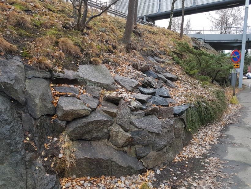 Figur 19. Löst liggande block ovan stödmur.