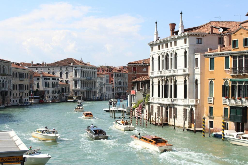 Labyrinten av kanaler i Venedig kräver en användning av mer än 400 broar för att tillåta flödet av gångtrafik.