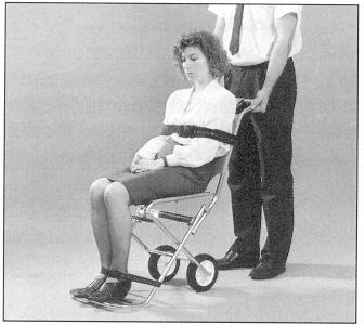 Bältena kan användas för att säkra stolen i hopfällbart läge (Fig. 7). Fig. 7 Bälten Stolen är utrustad med två säkerhetsbälten För säkrande av patienten.