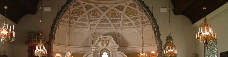 Kyrkobyggnaden Den nuvarande kyrkan i Ingatorp är den tredje kyrkan på samma plats. Den första kyrkan var byggd av både trä och sten och uppfördes någon gång under medeltid.