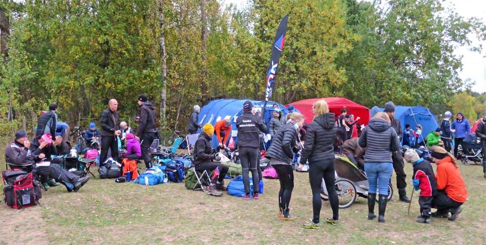 Elsa med familj minglade med alla TMOK-are vid vindskyddet på 25manna I förra numret skrev jag om att vi skulle satsa på tre lag till 25manna. Och vilken succé det blev!