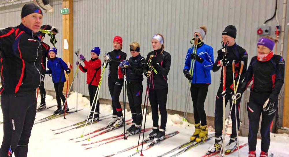 Jerker instruerar inför teknikövning i skate vid Torsbylägret På fredagsmorgonen gick alla upp tidigt, och då var vi väldigt trötta.