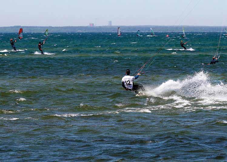 Kitesurfingen vill locka de unga Kitesurfing fortsätter att växa både i Sverige och internationellt med utövare av olika åldrar och kön.