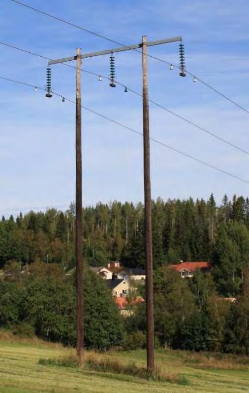 5 Utförande, drift och underhåll 5.1 Utformning Ombyggnationen innebär byte av både faslinor och stolpar. Linorna kommer att bytas till tre gånger grövre dimension jämfört med befintligt utförande.