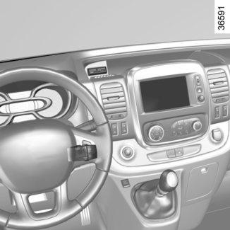 MULTIMEDIAUTRUSTNING 1 2 4 5 3 Om utrustningen finns och var den är placerad beror på bilens multimediautrustning.