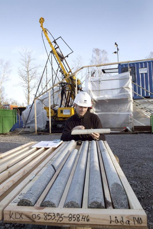 41 Ytterligare slutsatser Använder också andra säkerhetsindikatorer än risk, t ex naturliga flöden av radionuklider från berget till ytan De beräknade utsläppen i våra scenarier domineras av