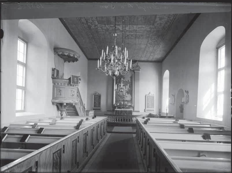 10 BYGGNADSVÅRDSRAPPORT 2007:106 Sandseryds kyrka fotograferad efter renoveringen 1936. Nils Åzelius, ATA. äldre bänkdörrar finns bevarade på vinden med ursprunglig färgsättning kvar.
