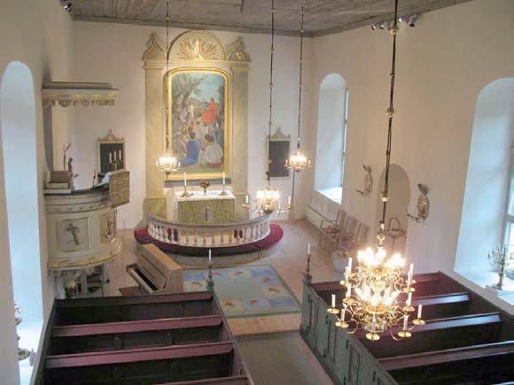 Väggarna är klädda med rödbrun panel. Kyrkorummet är enkelt utsmyckat och präglas främst av altaruppsatsen och takmåleriet.