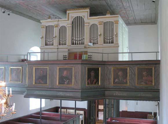 Fasaderna och stödbenen är klädda med stående rödmålad locklistpanel, medan huv och spira är klädd med tjärat spån. Överst på spiran sitter en förgylld tupp med årtalet 1723.