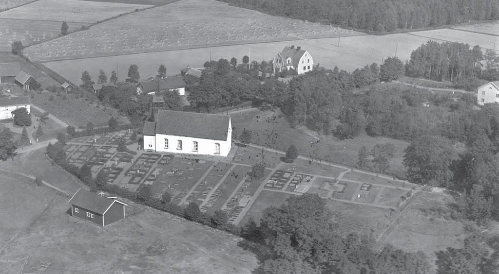 BYGGNADSVÅRDSRAPPORT 2007:106 7 Sammanfattande beskrivning Sandseryds kyrka är av medeltida ursprung, och har efter flera bränder återuppbyggts på samma murar. Senaste återuppbyggnaden gjordes 1706.