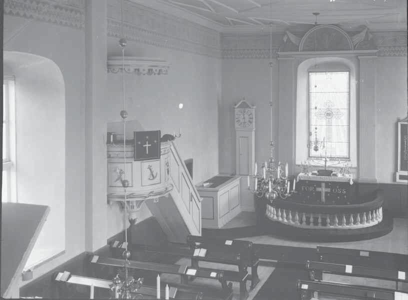 BYGGNADSVÅRDSRAPPORT 2007:106 9 Ovan och till vänster: Sandseryds kyrka före renoveringen 1936. Lägg märke till interiören med glasmålning i koret, listverk i taket, äldre bänkar och takbården.