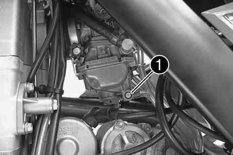 INSTÄLLNING AV MOTORN 171 Vrid vredet på bränslekranen till OFF. (Bild 100013-10 s 44) Det rinner inget bränsle från tanken till förgasaren. Dra slangen bakom motorn till en lämplig behållare.
