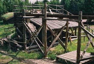 Bilden visar Nyhyttans gjuteri, som det ser ut idag. På 1700-talet uppfördes en kopparhytta som var i drift en kortare tid, en ny masugn och ett gjuteri. Ett nytt gjuteri anlades 1812 där man bl.a. tillverkade rör till vattenledningar och pumpar.