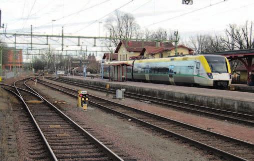 Piltavlan fyller två funktioner: Föraren ska på långt håll kunna se att en signal har en vit kvadratisk tavla och därmed bli medveten om att den signalen har en avvikande placering och alltså kan