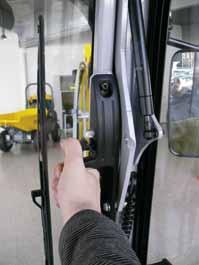 Nytt är: den stabila joystickmonteringen, instrumentmonteringen och pedaler. Enkel åtkomst för föraren tack vare höga dörrar: Armstödet kan fällas bakåt.