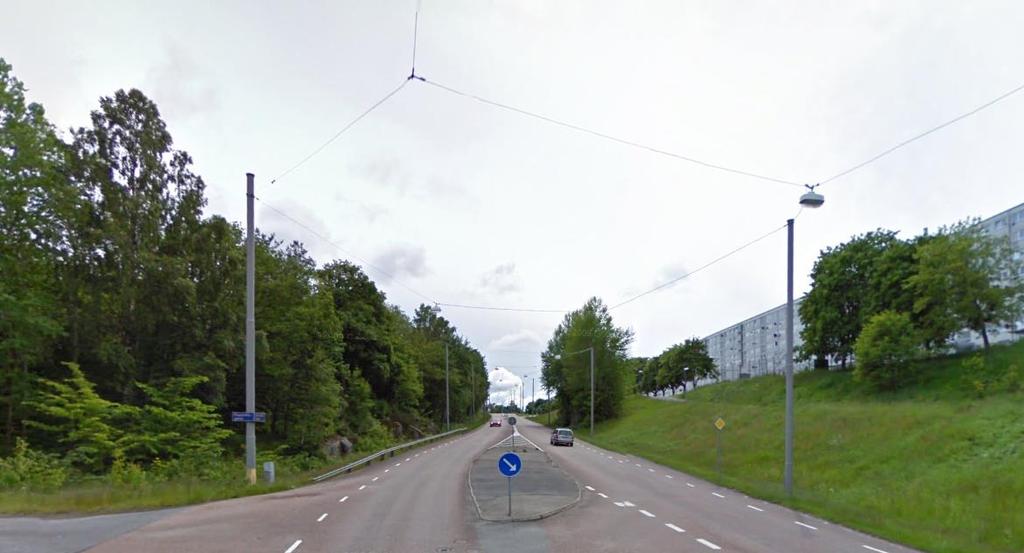 Bild 7a och 7b. Gårdstensvägen befintlig belysning. Källa: Google Maps 2.3.