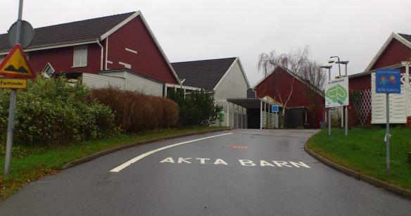 Pimpinellagatan ansluter till Gårdstensvägen i en korsning som regleras med väjningsplikt.