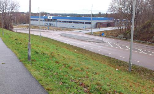 Områdets bebyggelse har en blandad karaktär med både radhusområde, industrioch lagerlokaler, stora bostadshus samt ett mindre centrum med visst serviceutbud.