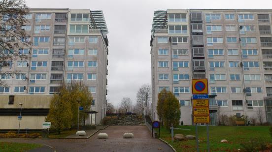 Gatans karaktär är av typen matargata/uppsamlingsgata. Gårdstensvägen trafikeras av kollektivtrafik med bussar som går dels mot Angered Centrum dels in mot Göteborg och Nils Ericson Terminalen.
