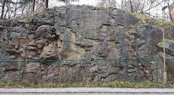 Ett område i skärningen visar sämre bergkvalité med en brantstående cirka 14 meter bred svaghetszon (ungefärlig riktning nord-syd) vilken sammanfaller med en topografisk svacka