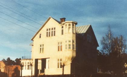 Figur 6. Cykeljohans hus på fastigheten Hjorten 2. Figur 7. Flygfoto över kvarteret Hjorten.