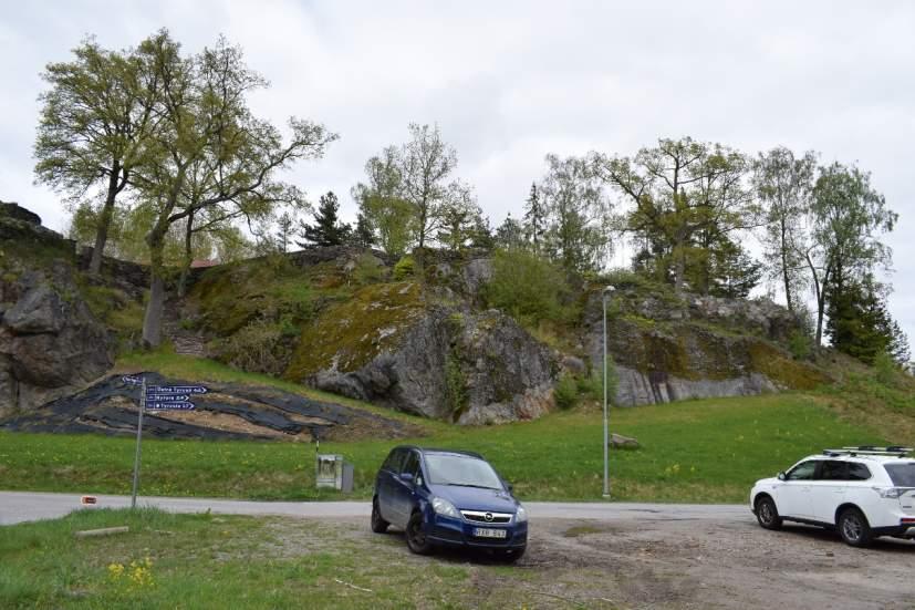 Sida 4 (8) 6 Mark- och jordlagerförhållanden 6.1 Topografi och ytbeskaffenhet Aktuell fastighet sluttar huvudsakligen mot SSO, ned mot Långsjövägenvägen och Smalsjön.