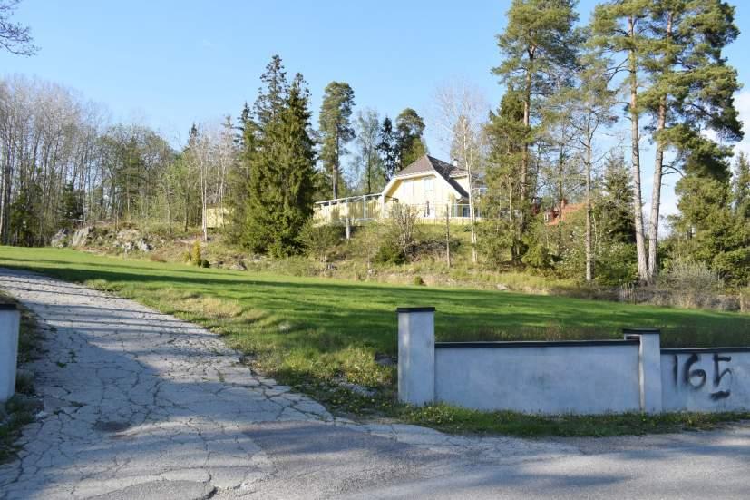 Sida 5 (8) Figur 6.2: Vy mot cirka nordväst. 6.2 Geotekniska förhållanden Enligt SGU:s jordartskarta (bilaga 1) består jorden i området av ett tunt lager morän/fyllning vilande på berg.