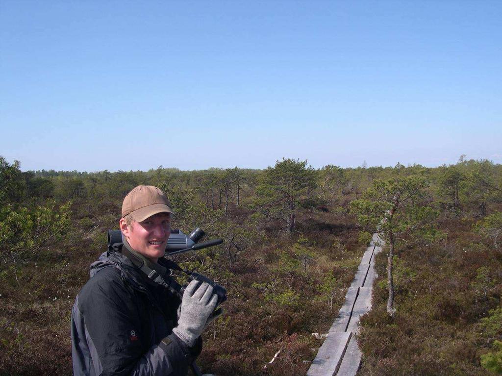 Mattias vid Tuudi raba Skogslokaler Vi ville även göra ett försök på vitryggig hackspett, och frågade därför skådare vi träffade om tips på skogslokaler i västra Estland.