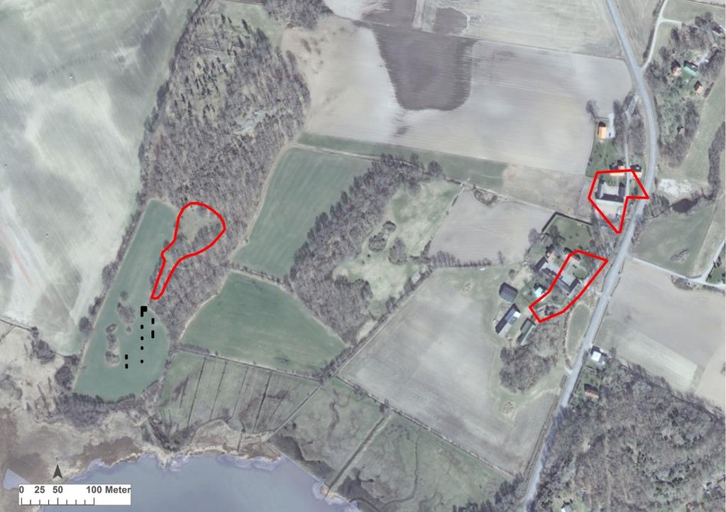 Topografiska förhållanden Det undersökta området är beläget ett 30-tal meter S om gravfältet Jämjö 12:1. Gravfältet ligger på krönet och sydsluttningen av en smal höjdrygg.
