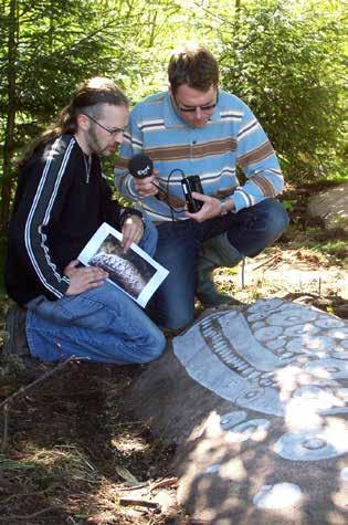 Fig. 11. Upptäckten av den spektakulära Färlevhällen, Bro 703, blev uppmärksammad i flera massmedia. Här intervjuas Andreas av Jan Andersson från Sveriges Radio i nyheterna från Ekot.