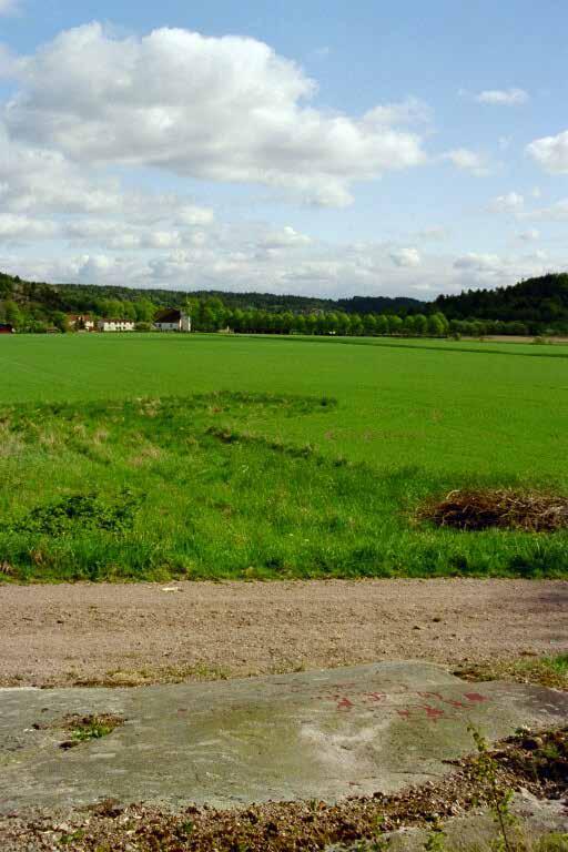 Bro 15:1 Beskrivning: Hällristning, 2,15x1,9 m (Ö-V), bestående av 5 skepp, 3 människofigurer och 1 obestämbar figur.