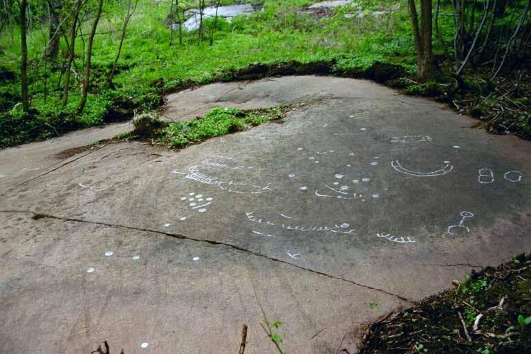 Bro 30:1 Beskrivning: Hällristning, 2,45x1 m (NV-SÖ), bestående av 1 skepp, 1 åtta-ekrigt hjul, 1 cirkelfigur, 1 komplicerad figur, 3 fragment och 1 skålgrop.