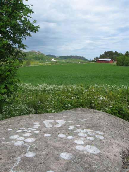 Bro 344:3 Beskrivning: Hällristning, 0,12x0,12 m (NV-SÖ), bestående av 4 skålgropar, 4-5 cm diam och 0,2-0,4 cm dj. Belägen på toppen av NV-sluttande hällrygg.
