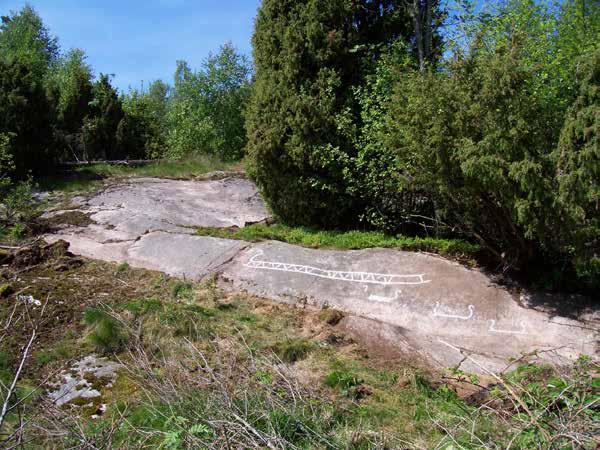 Bro 600:1 Beskrivning: Hällristning, bestående av 1 skålgrop, 4 cm diam och 0,4 cm dj. Belägen på SSÖ-sluttande häll på åkerholme i betesmark.