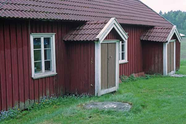 Koordinat (N/E): 6482145 / 294594 (SWEREF 99 TM) (lat/long): N 58 25 53,95, E 11 28 53,56 (WGS84) Bro 681 Beskrivning: Hällristning, 1,65x0,1 m (Ö-V), bestående av 3 skålgropar, 5-6 cm diam och