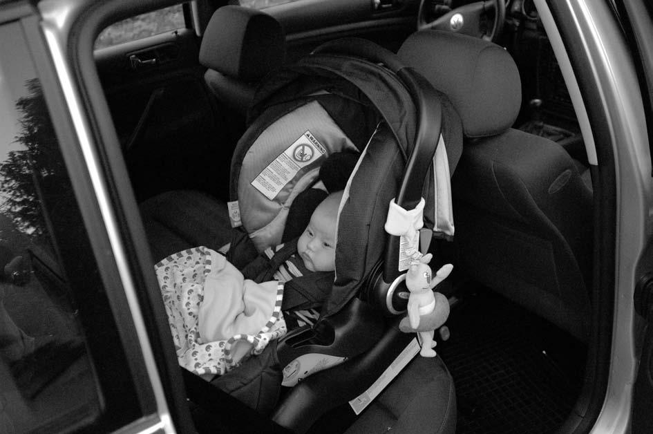 37a Andel barn som använder babyskydd eller bakåtvänd bilbarnstol respektive annan skyddsanordning vid bilåkning, per åldersklass 8 1 Annat Babyskydd eller bakåtvänd bilbarnstol 37b Andel barn i