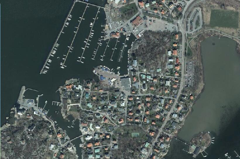 Längs strandlinjen rustas existerande bryggor upp och kompletteras med en kajpromenad tillgänglig för allmänheten (med bänkar utsiktsplats mm.