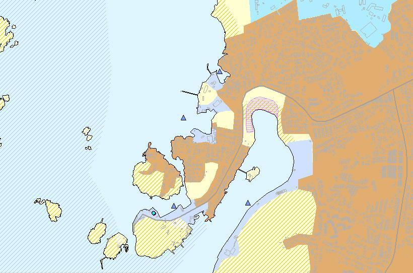 Servitut Det finns 6 officialservitut och 9 avtalsservitut på fastigheten. Samtliga avtalsservitut är förmånsservitut. Av officialservituten berör tre av de