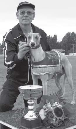 Finaldags i Metro Greyhound Derby Chamsin vinner tredje raka Finalen gick som lopp 10 och nu började stämningen tätna på läktarna, efter en pampig inmarsch presenterades hundarna och ägarna blev