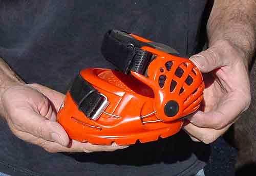 Hur man sätter på och ställer in Renegade boots 1. Installera alltid hovbootsen på en ren plats och ha någon som hjälper dig med hästen.