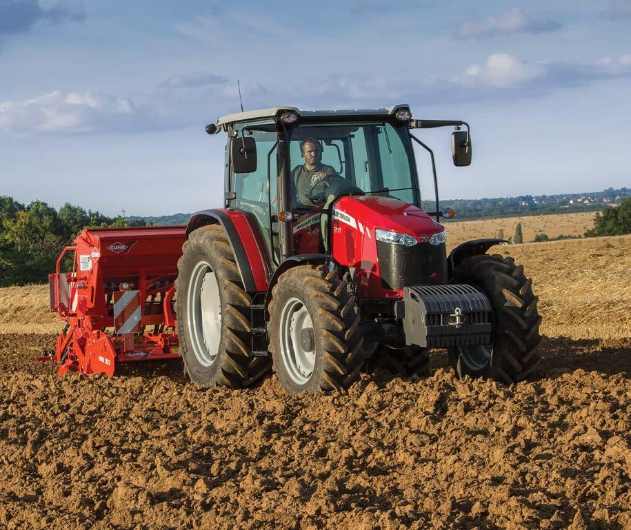 Den robusta trepunktslyftens maximala lyftkapacitet på upp till 5200 kg gör det möjligt för dessa traktorer att lätt hantera moderna redskap.