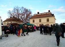 Där såldes stickade mössor och vantar, tomtar, granbockar, godis, korv av olika sorter och en massa annat som hör en julmarknad till.