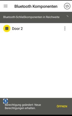 Om denna inställning har aktiverats visas menypunkten Uppdateringar i AirKey-appens meny. På tillhörande sida listas enheter och deras uppdateringar som skapats inom AirKey onlineadministration.