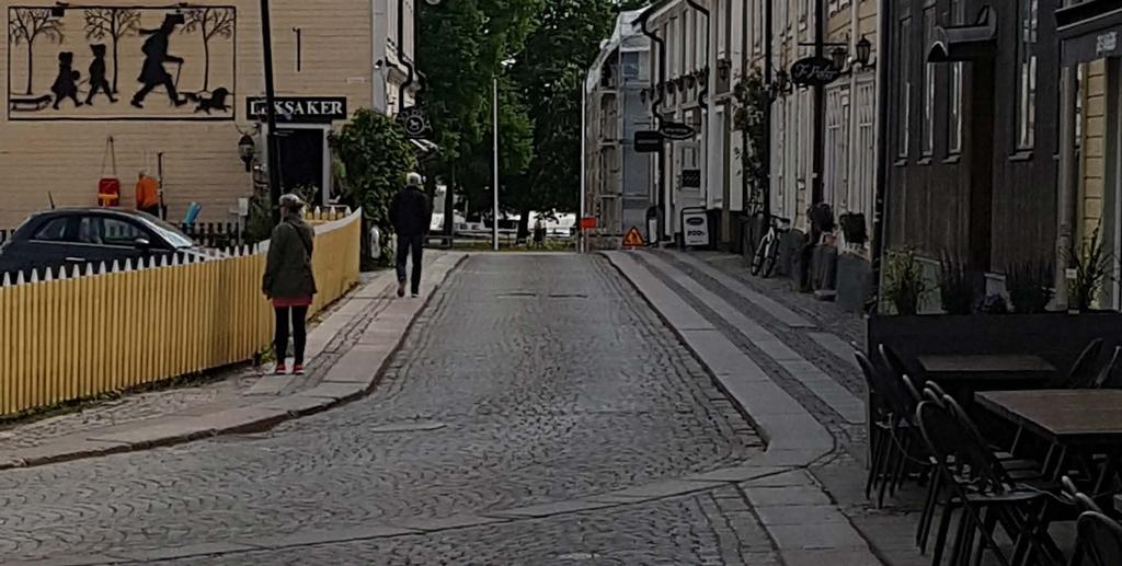 Vi ska akta oss för bilarna. Vi går på led, en fröken först en fröken sist. (Förskoledialog Nygatans förskola) 13.