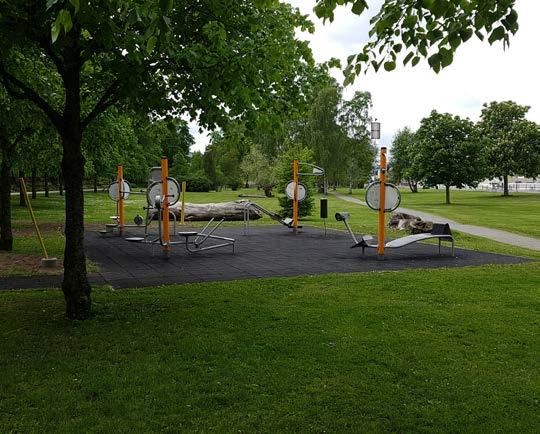 Detta gör att parken upplevs som mörk på kvällarna.