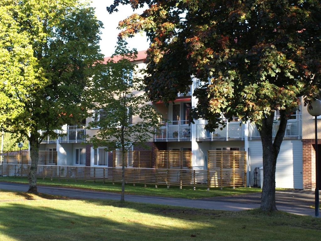 Vi har bott här sedan det var nybyggt jag och min man. Vi trivs jättebra.