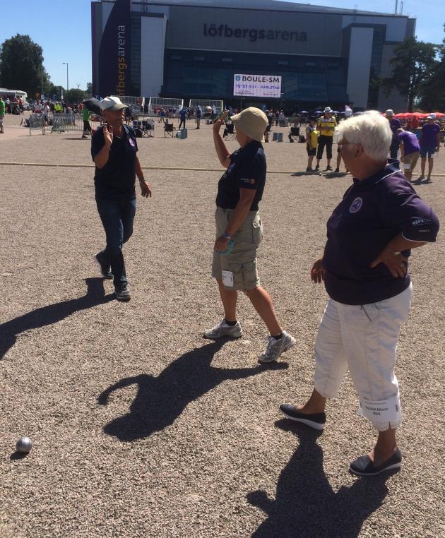 Tävlingen gick på Löfbergs arenas parkeringsplats. Parkeringsplatsen var belagd med grus/småsten för boulespelet. Det var helt fantastiskt väder, nästan för varmt.