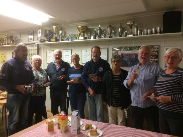 hjortronssås från Annika Rönnerlings catering. När magarna var fulla drog Sten-Erik lite regler angående boulespel. Efter denna viktiga information var det åter tid för nästa boulespels omgång.