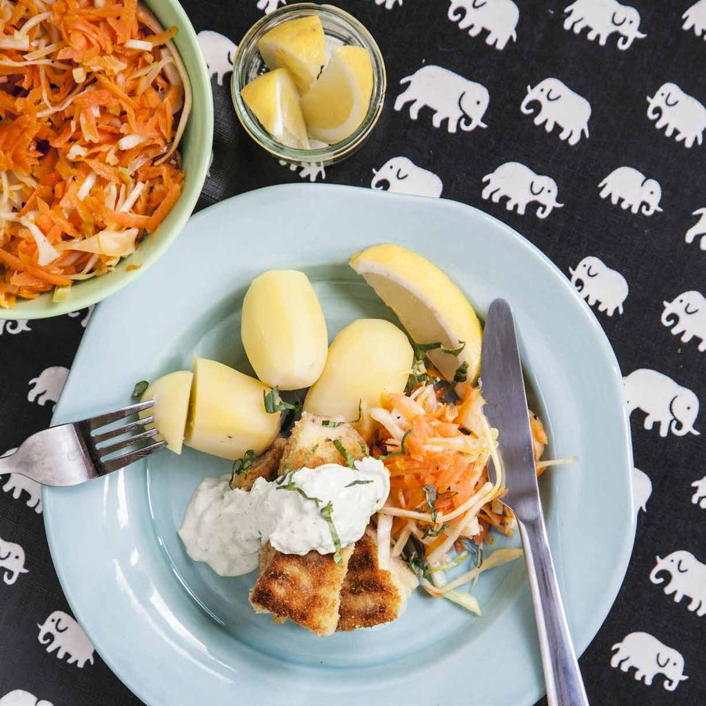 HEMGJORDA FISKPINNAR med currydipp och råkostsallad Ca 30 min Fiskpinnar 800 gram tinad torskfilé ägg dl ströbröd* Olivolja och smör* Dipp 1 äpple 1 tsk curry* 1 tsk smör* dl creme fraiche Sallad 00