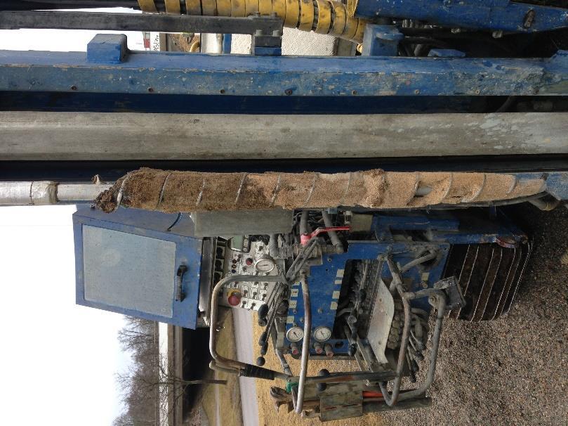 RAPPORT Figur 7. 2017-03-01, skruvborrning med konventionell geoteknisk borrbandvagn. Fotot visar borrning i provpunkt 17ÅF03 (0-1,0 m u my). Foto: ÅF Infrastructure AB, 2017. 6.